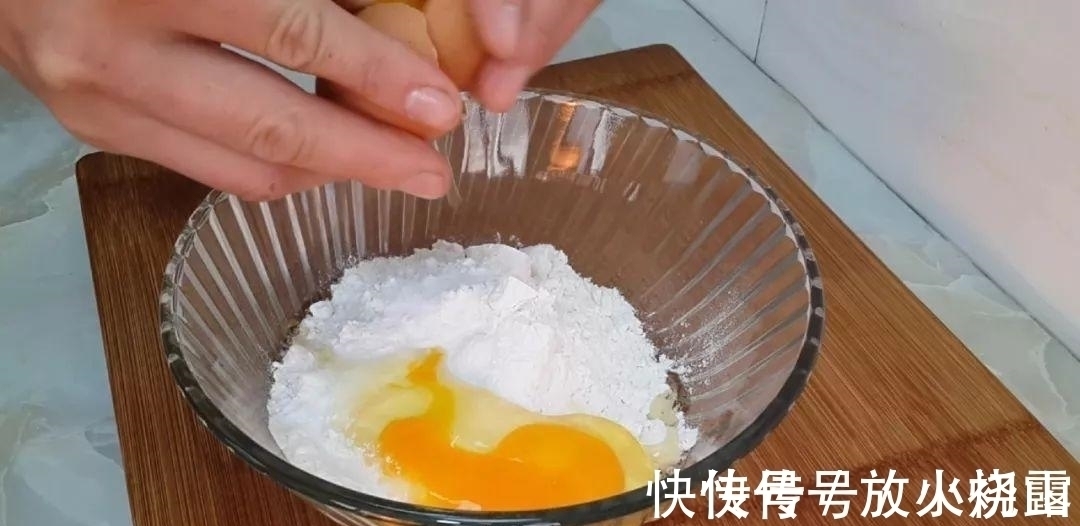 面粉这样做才好吃, 不用烤箱, 不用黄油, 也能做出拉丝面包, 超香