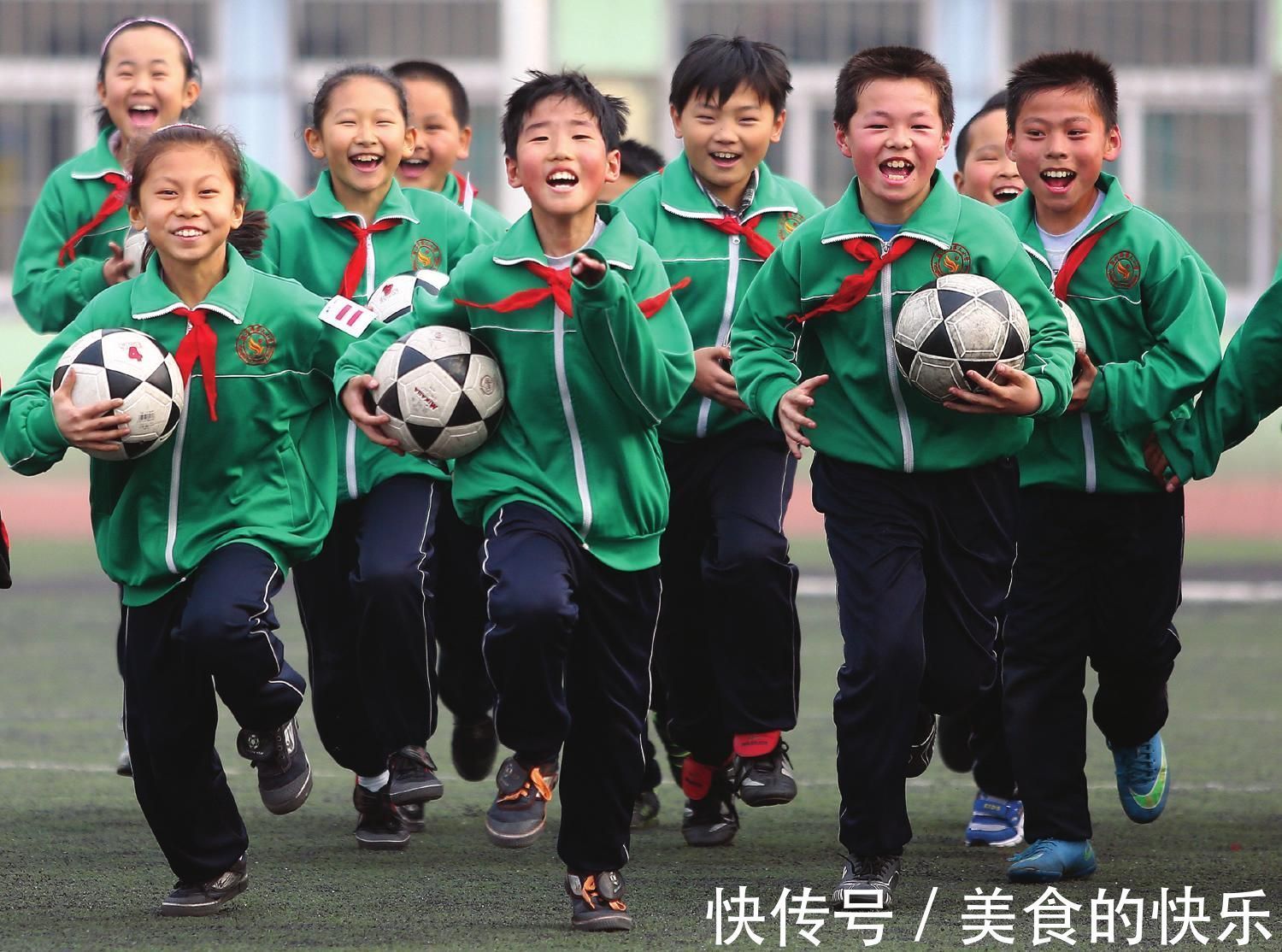 国足|中国足球为什么这么弱?国足不行:中国压根没几个人踢球