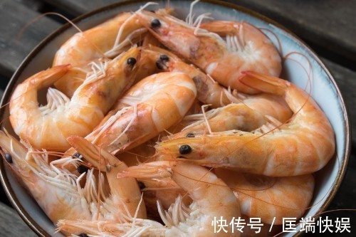 吃虾时,虾头里面是“黄”还是“屎”渔贩告诉你,别再吃错了