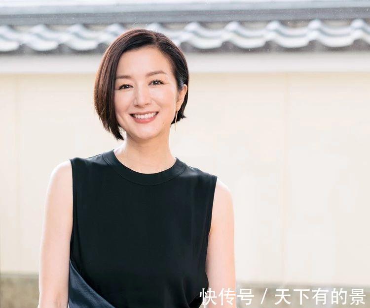 极简|夏季穿搭玩出“新花样”,利用“极简”搭配,穿出清凉一“夏”