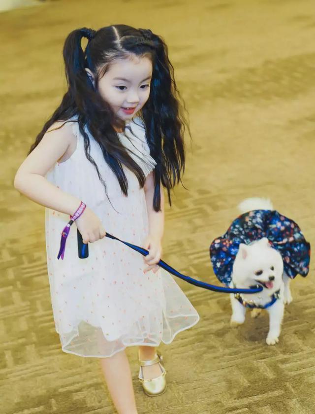 因长得可爱被家人当作“摇钱树”的她,4岁爆红,7岁巨星范十足