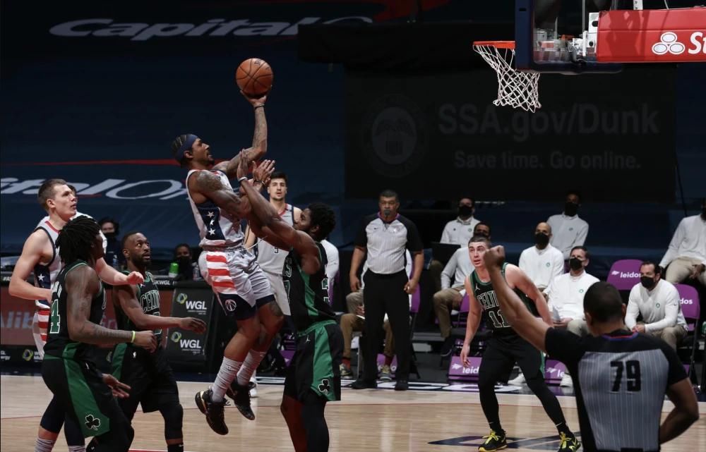 波普上脚“太阳”配色Yeezy700，瓜哥走起青春校园风