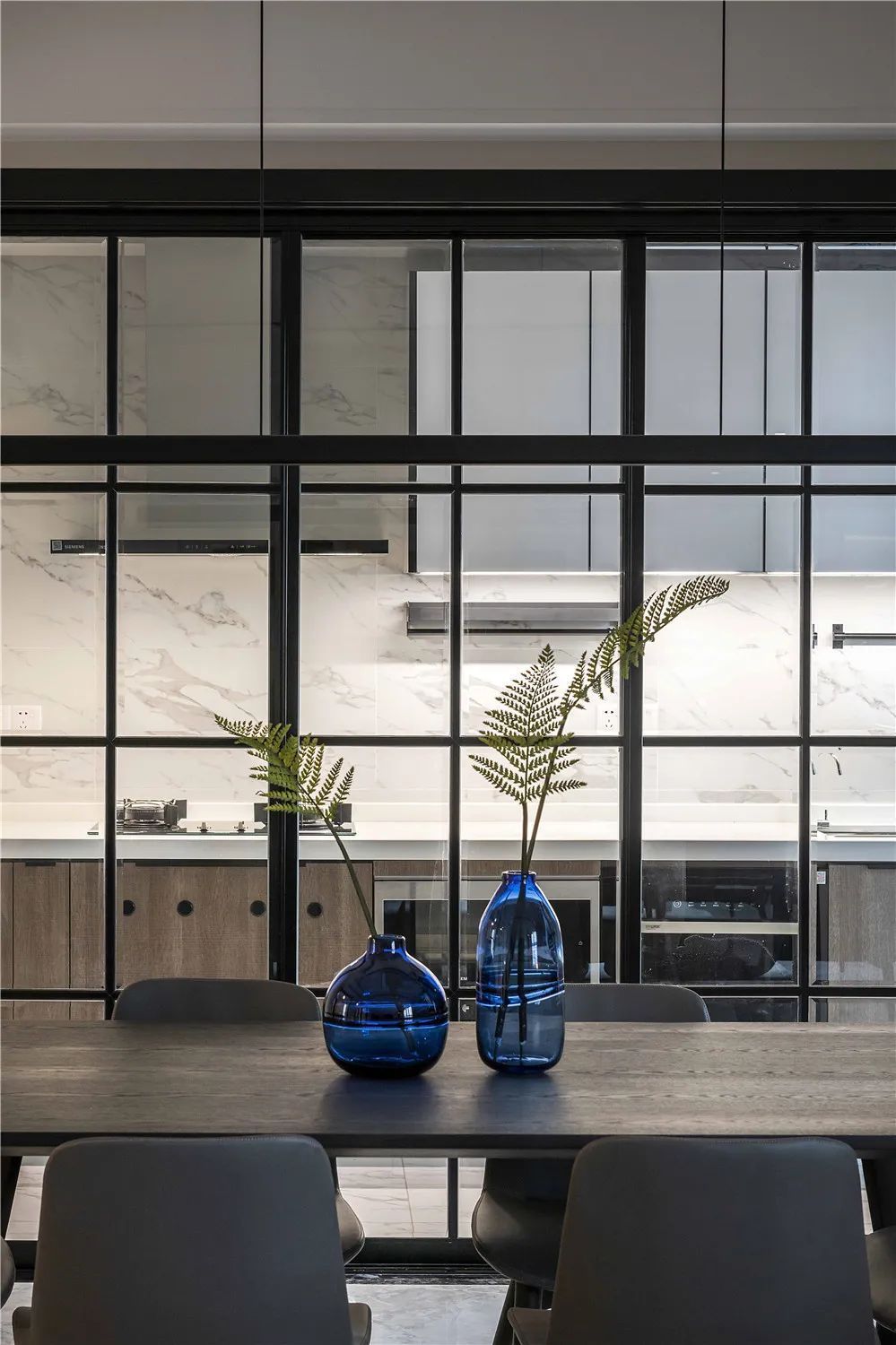 床头|114㎡现代,朴素简雅的空间,黑白配的设计,稳重端庄有档次