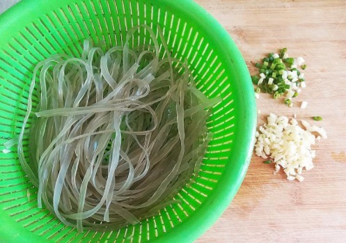  粉条别总炖猪肉了，粉条换个吃法，味道鲜美无比，两个儿子抢着吃