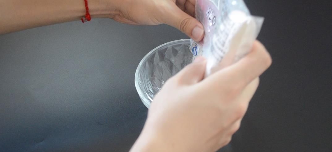 不管马桶多黄多脏, 只需倒一碗它进去, 马桶一冲立马变干净