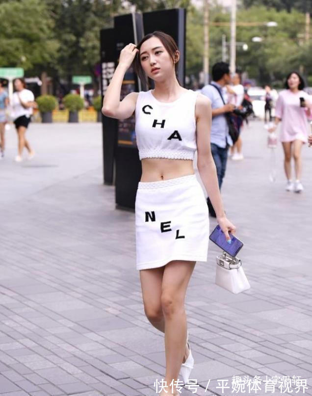 吊坠裙|黑色短T搭配白色牛仔热裤，简约时尚，潇洒自信