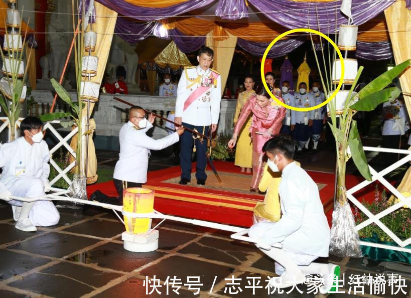 妻妾!妻妾待遇截然不同,43岁苏提达坐拥华盖,诗妮娜用雨伞滥竽充数