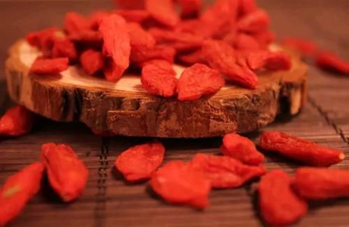 菊花的“黃金搭檔”是它，搭配著泡水喝，眼睛不干澀，肝也變凈了