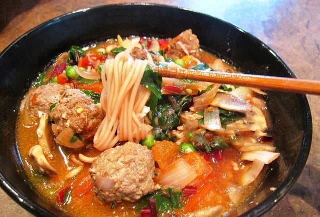 好吃|肉丸和面条一起做,原来这么好吃,我家一周吃5次,上桌汁都不剩