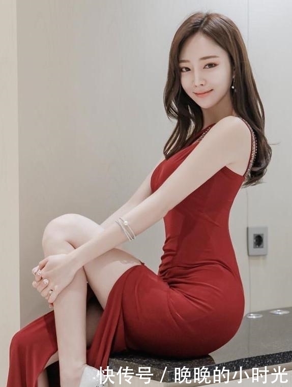 网红美女红色连衣裙甜美又不失优雅的气质,复古风彰显女神范