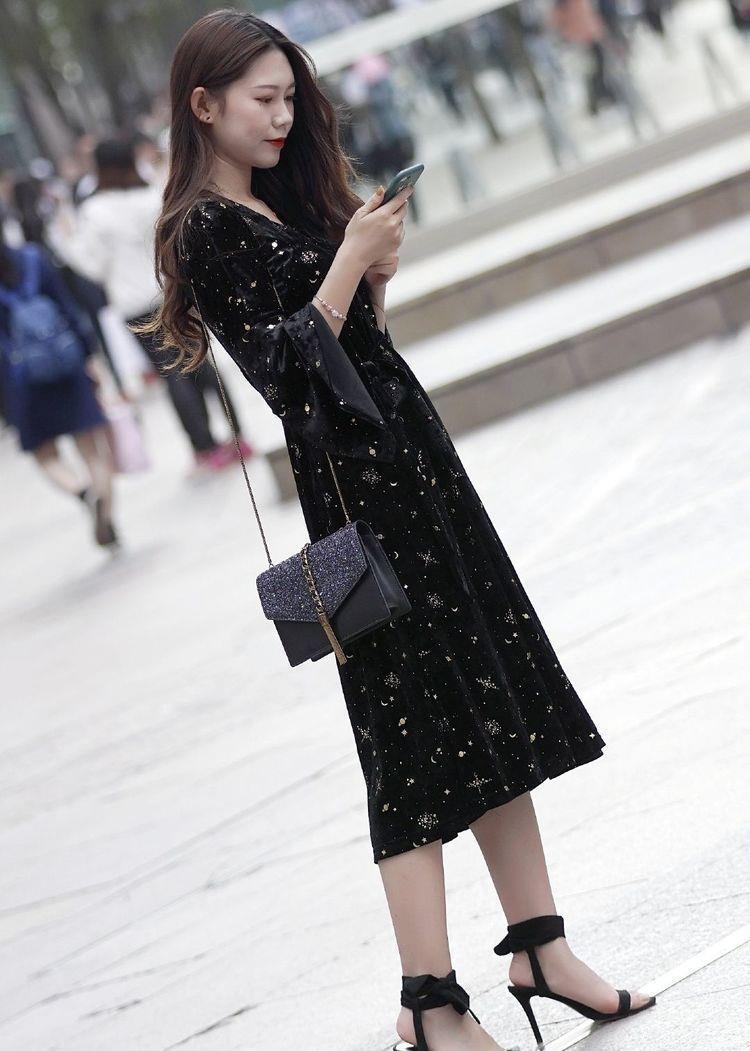 大长腿|街拍美女身穿露肩吊带长裙,长相甜美,长发披肩温婉动人