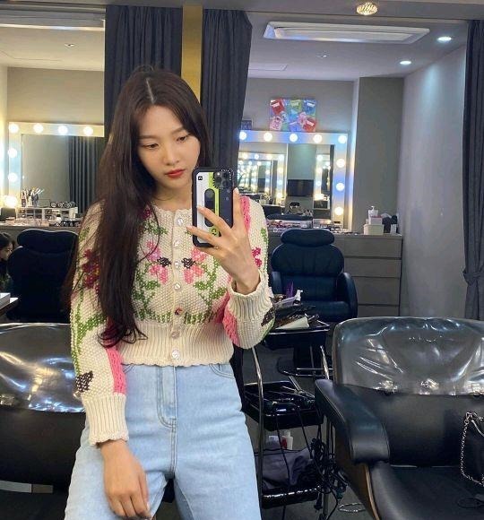 理得很完美|26岁朴秀荣穿搭很精致, 穿针织开衫配蓝色牛仔裤, 轻松穿出高级感