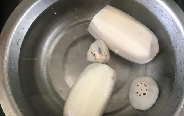 日本大厨秀刀工，把鱼切成了蝴蝶，只见中国小学徒拿过来一节莲藕