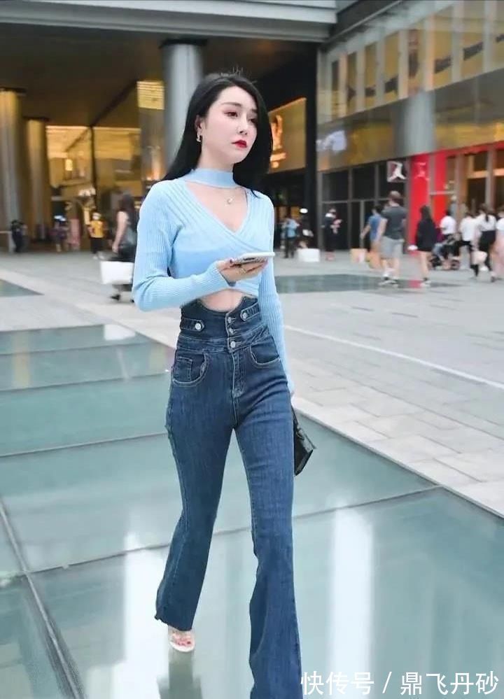 时尚 蓝色针织衫搭配喇叭牛仔裤,清爽靓丽有格调,时尚大气又高级