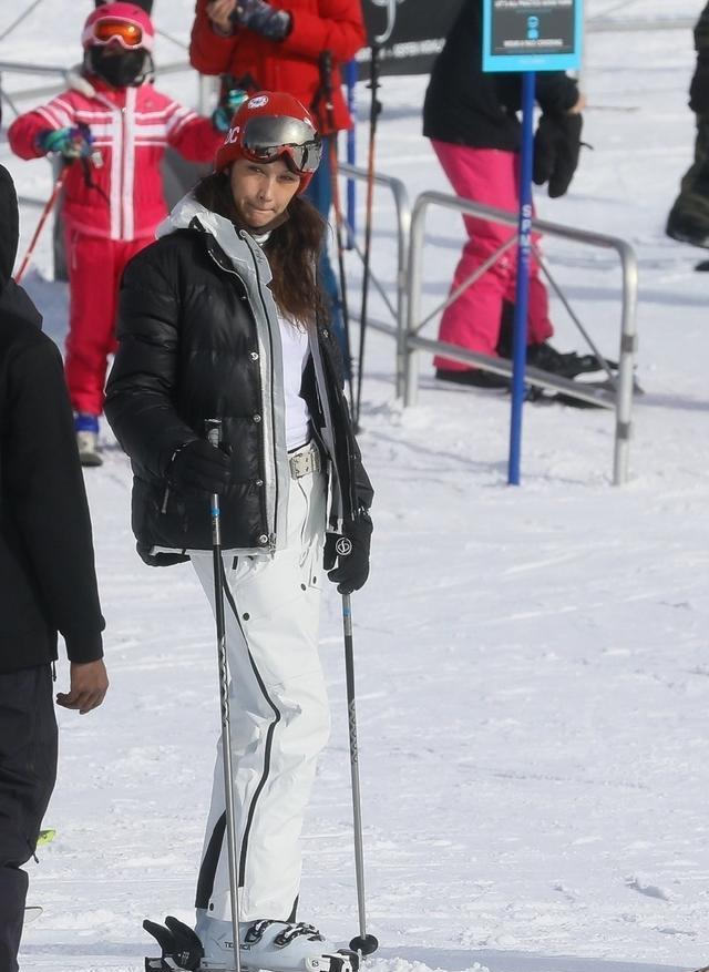 吉吉哈迪德穿时尚大衣戴小圆帽推儿童车带娃, 很有高贵潇洒范