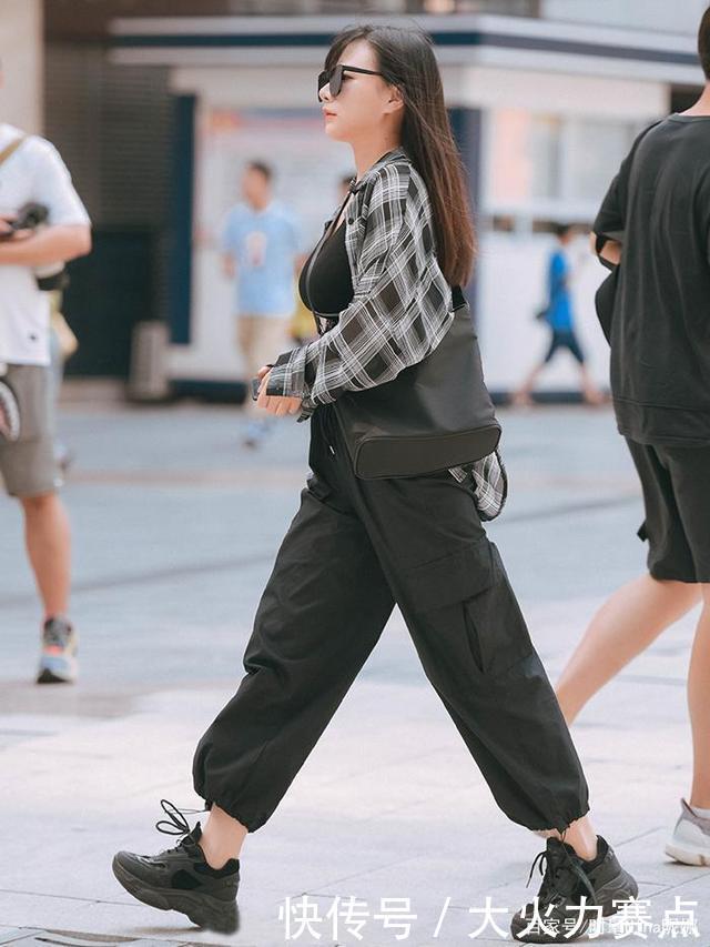 露脚踝|秋天运动鞋要怎么搭配街头女生都这样穿,显高又时髦