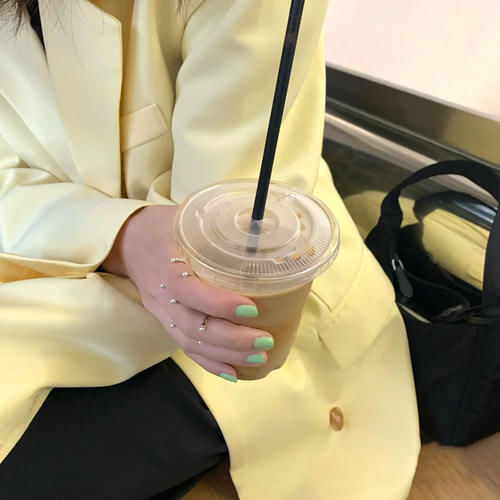 夏日色彩太平淡？那给指尖来点“绿”吧