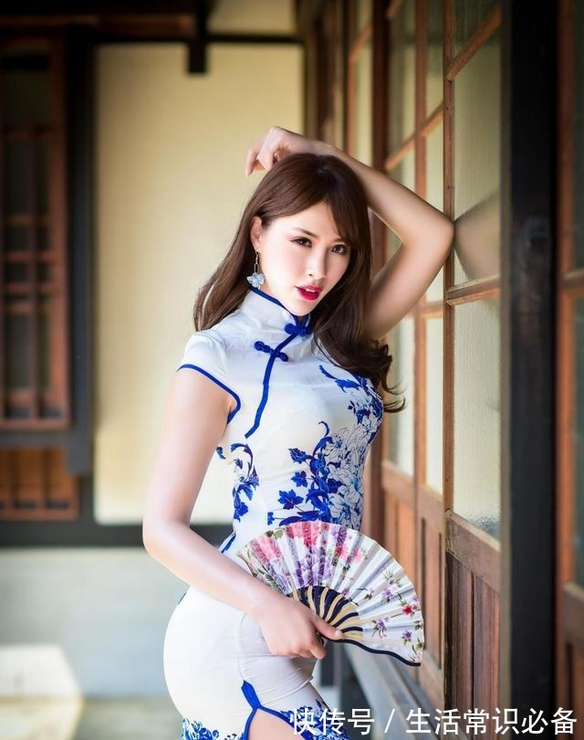 女性 旗袍可以将女性的典雅与悠扬呈现,搭配一双白色高跟鞋知性典雅!