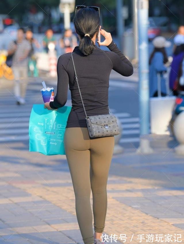 百搭 黑色上衣搭配草绿色瑜伽裤,运动休闲,舒适百搭!