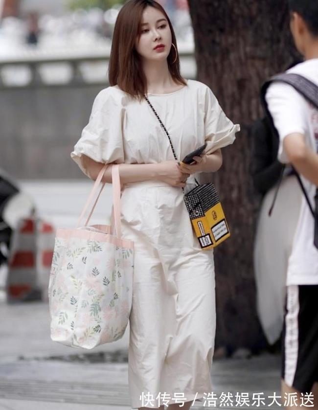 平底运动鞋|美女街拍气质优雅的小姐姐,穿搭紧身裙,尽显曼妙身材!