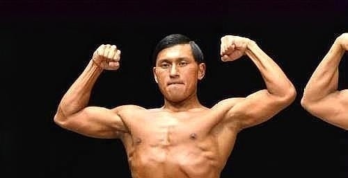 |日本搞笑艺人真有胆量,花一年时间,变成肌肉男参加健美比赛