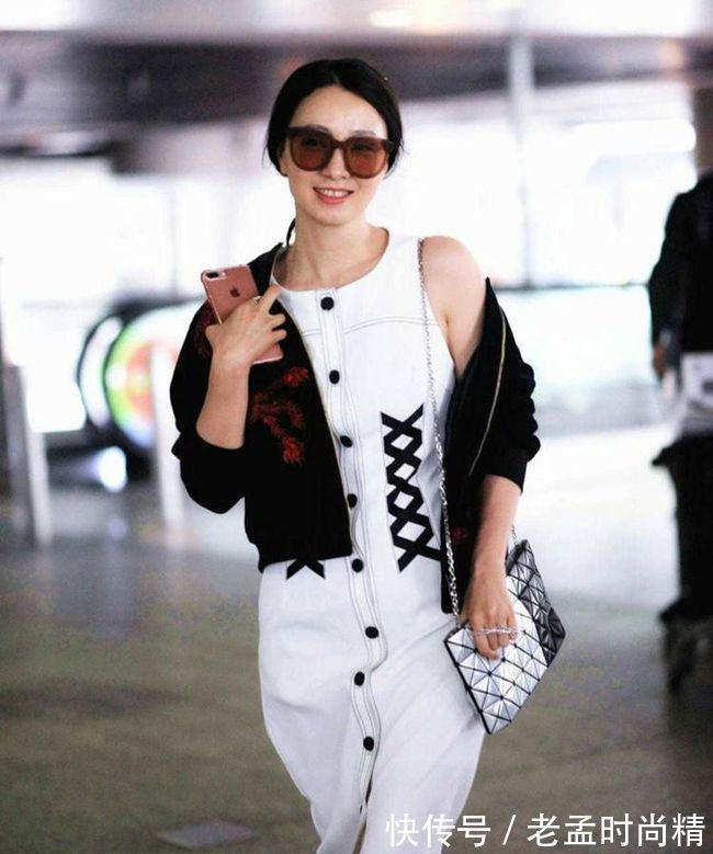 外套|学明星用黑色外套配连衣裙,温婉优雅