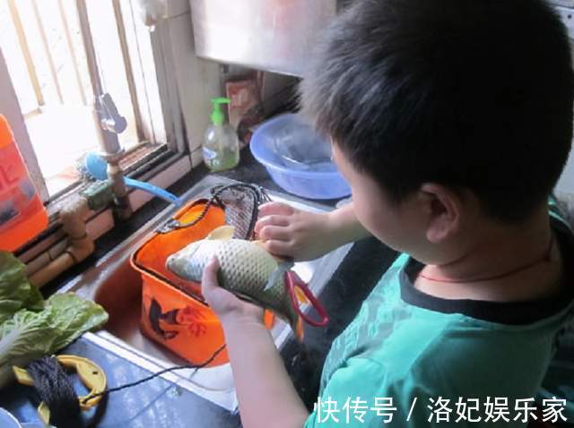 亲子|小学生帮妈妈写请假条火了,单位领导看完泪目奖励千元休假5天