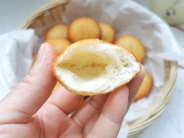 面粉中倒入开水搅一搅,做出来的糖糕个个空心鼓大泡,外酥里软