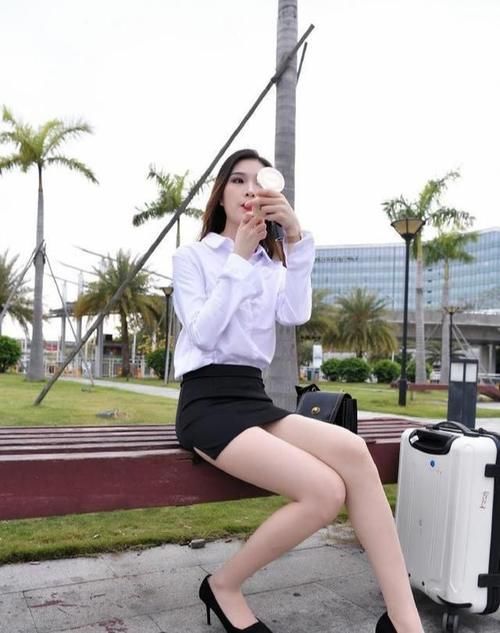 大秀|爱穿职业包臀裙的少妇，性感身材一览无遗，大秀纤细美腿