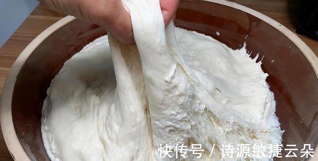 发面时,最忌直接加酵母!再加这2样,半小时发满盆!香软蓬松!