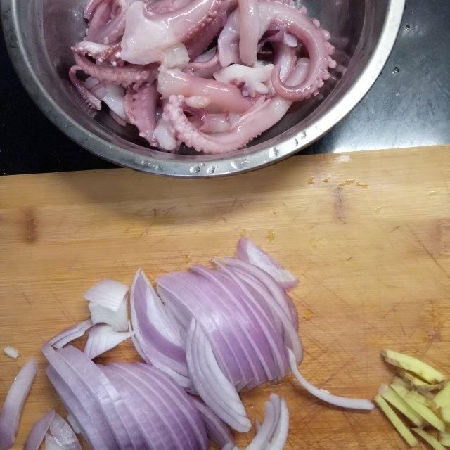 辣炒鱿鱼须，滋味十足，下酒下饭