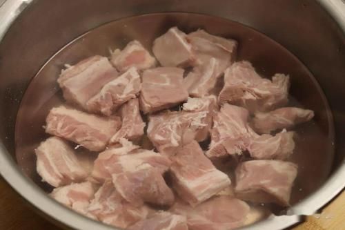 买排骨时，别只会挑肉多的，牢记5点，轻松挑出新鲜好排骨