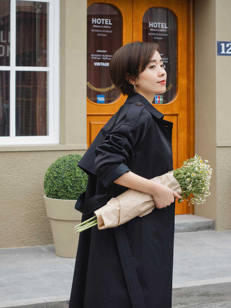 时髦 秋天,“风衣”怎么穿才洋气?配条纹衫和牛仔裤,高级时髦又优雅