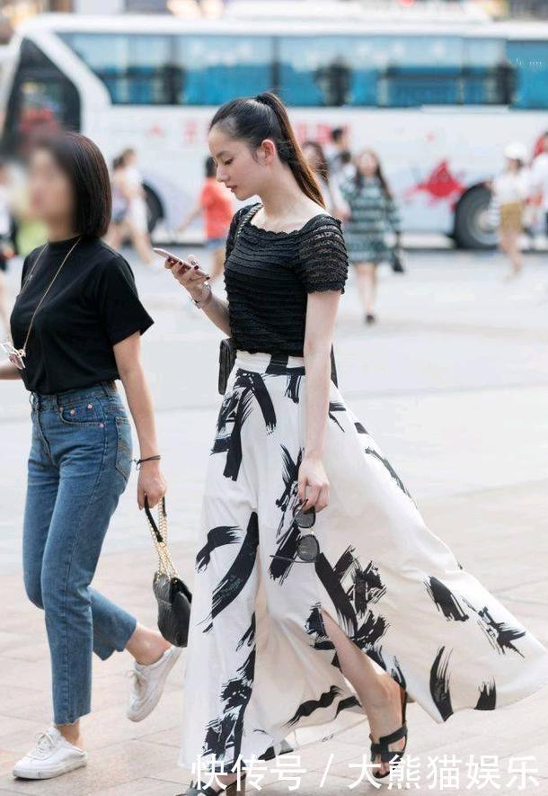 小姐姐的黑色蕾丝上衣搭配水墨色长裙,优雅精致又减龄