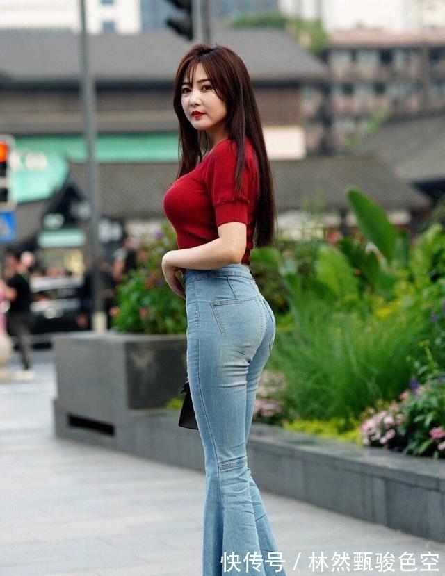 不知道贵妇风是什么？喇叭裤加上红色高跟鞋，这18cm是真的出众