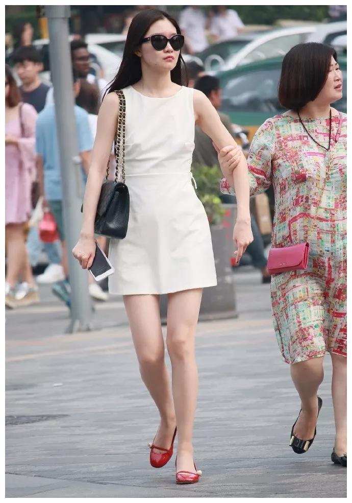 特别|伊人时尚穿搭: 浅蓝色的牛仔裤, 破洞设计显得特别的有个性