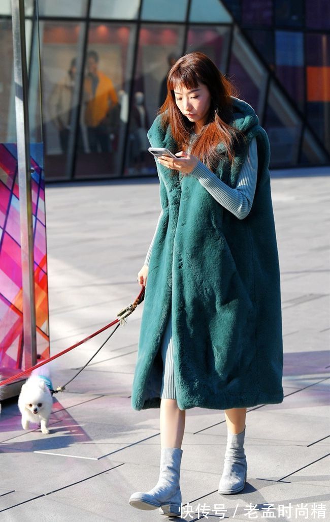 大衣 街拍:美女演绎短靴配大衣,款款漂亮