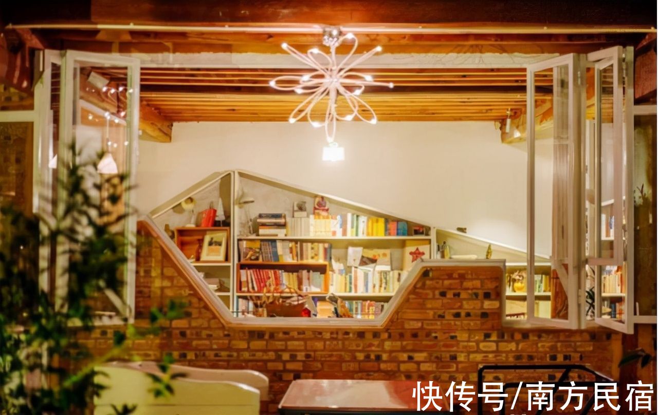 沙发椅|他把大理洱海边一栋老式木结构的房子改造成书店民宿丨发生书店