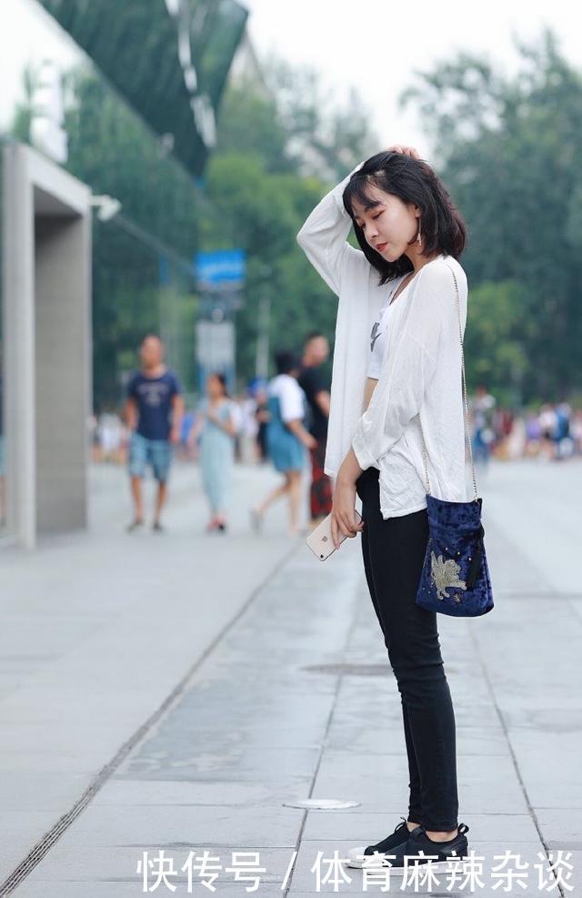 颜色|白色和黑色的颜色搭配,妹妹的短发也很纯净可爱