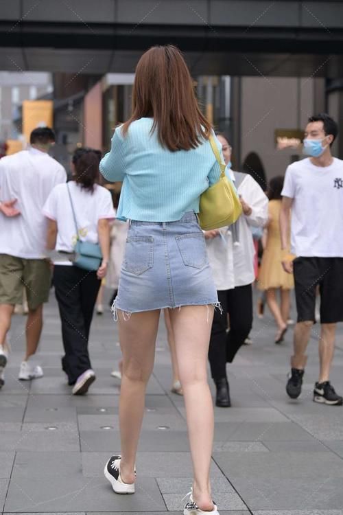 浅蓝色修身针织套装，搭配牛仔裙，彰显浓浓青春感