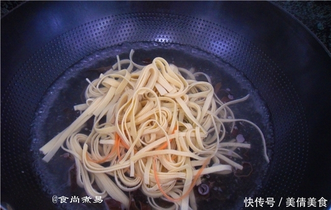 这几样食材搭配,简单又营养,焯一焯拌一拌即可,清理肠道垃圾