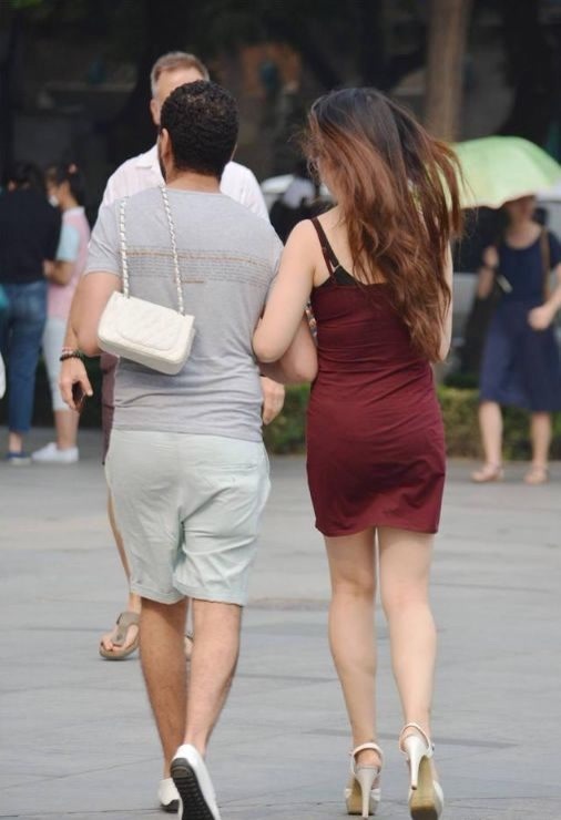 修身长裙 深灰色修身长裙,上身舒适,时尚大气