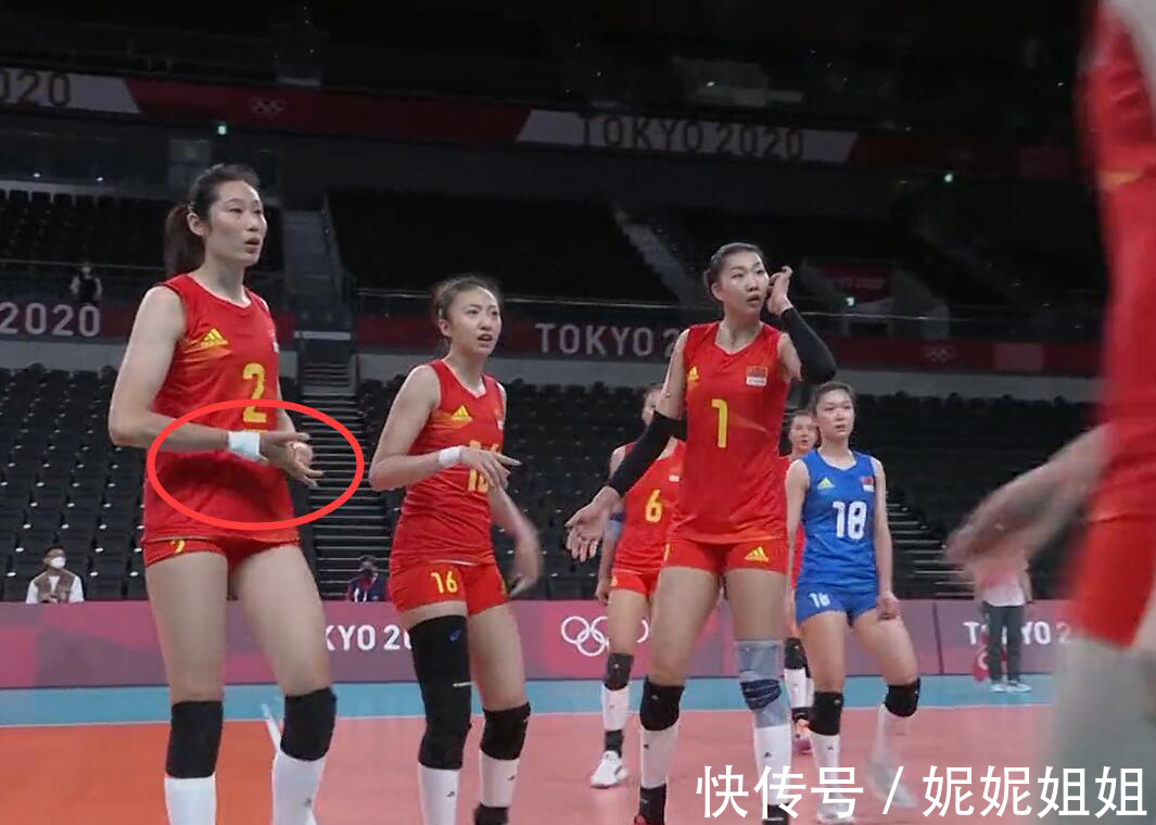 队长|中国女排队长让人泪目!夹板翘起朱婷不知 郎平铁血队长尽力啦