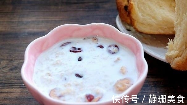 牛奶|5分钟熬一碗早餐粥，坚果燕麦加牛奶，润肠排毒很给力