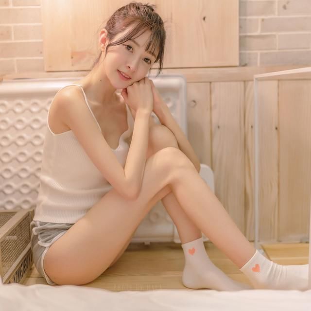 街拍清纯少女般的小姐姐,凹凸完美曲线,满满的可爱气息