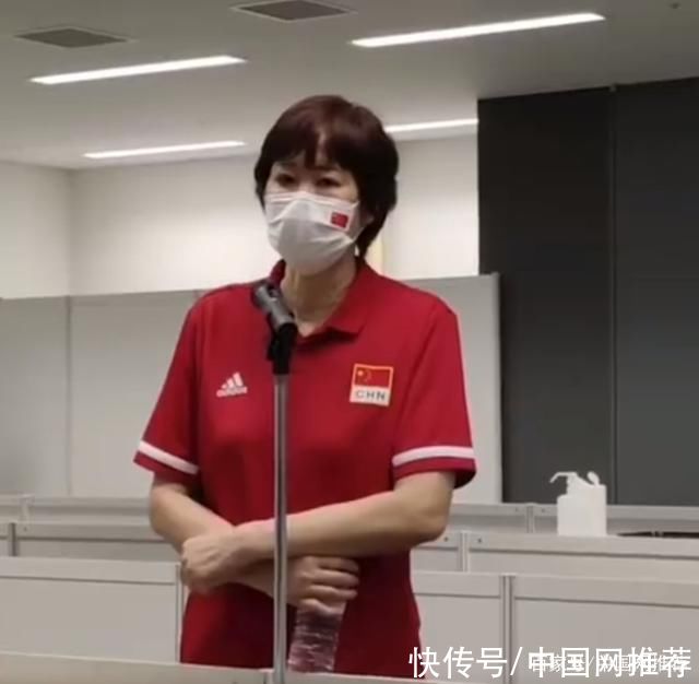 姑娘们|郎平执教最后一场比赛圆满落幕 赛后与女排姑娘们拥抱
