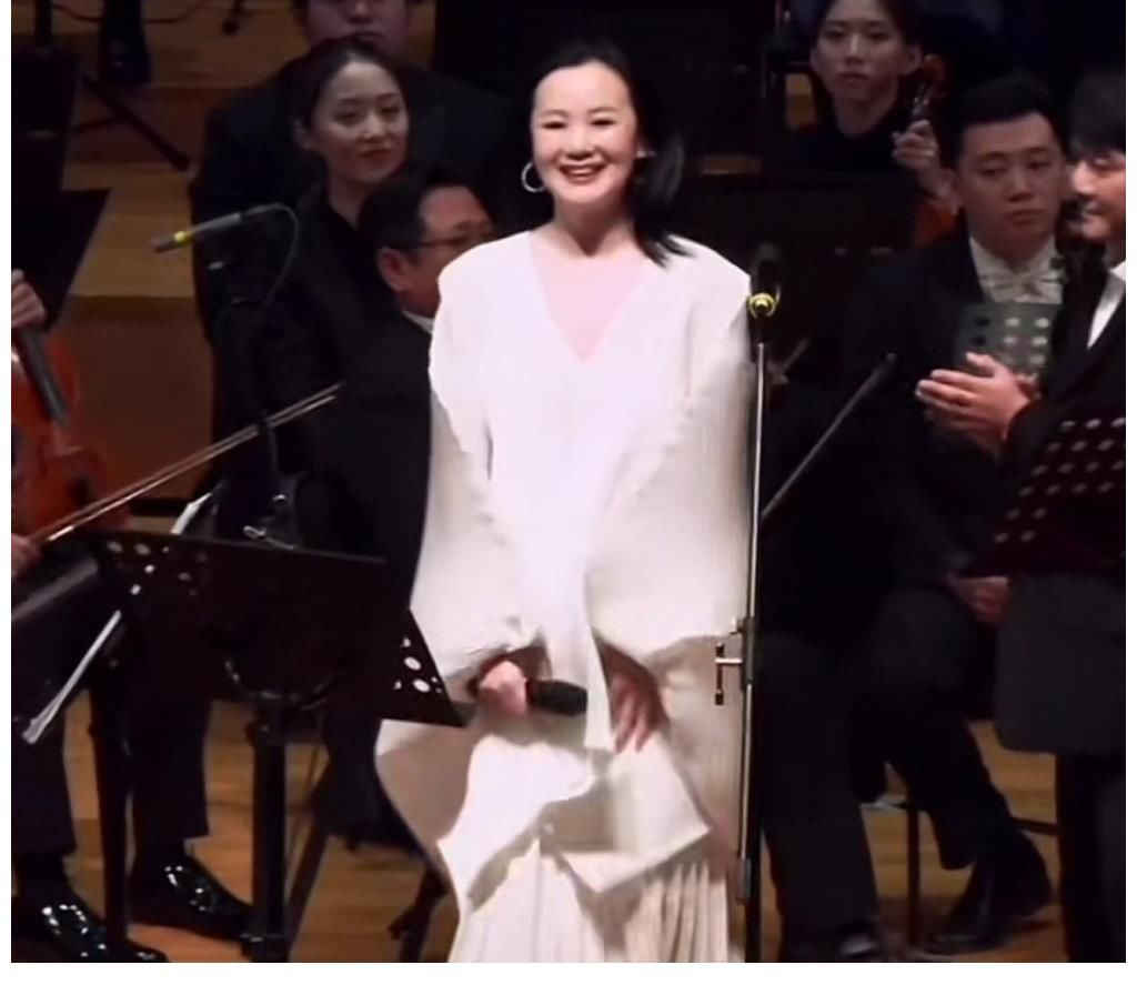 董卿|《朗读者》第三季回来了，董卿咏梅同框走出，优雅和知性相得益彰