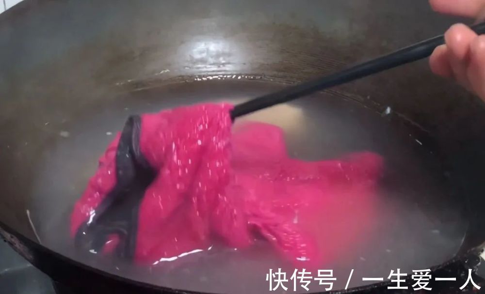 不管厨房抹布多脏多油,教你一招,不用搓洗,5分钟油污轻松洗净