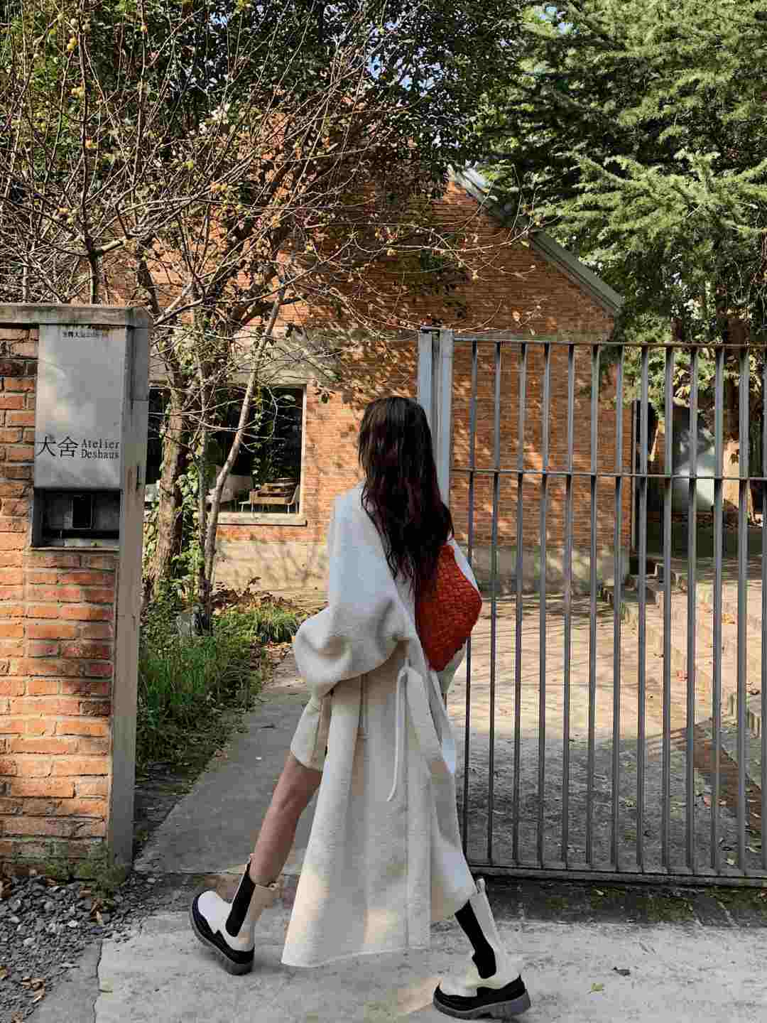 身材 大衣搭不过膝短裙真好看,保暖减龄又能秀身材,时髦精赶快学起来