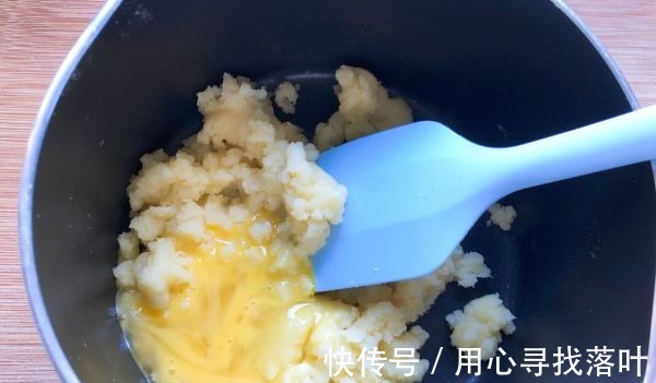 搅拌均匀|不容易翻车的泡芙制作过程,掌握这个技巧,做出高颜值的摩卡泡芙!